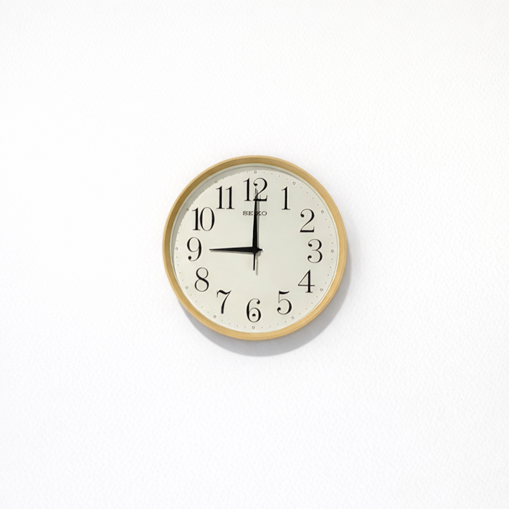 明るい背景の時計
