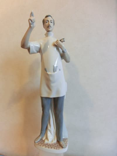 院内にある医師を模った置物